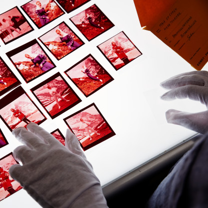 Foto: Bildbetrachtung am Leuchtpult. Fotografiert von Frank Blaser