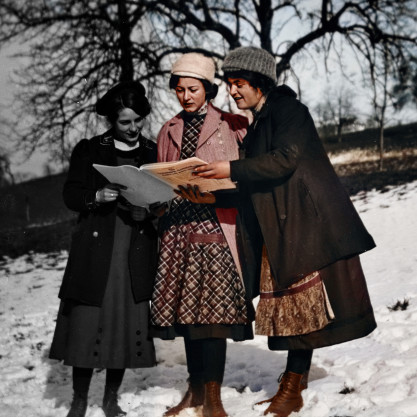 Drei Frauen lesen Zeitung um 1900